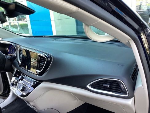 Used 2024 Chrysler Pacifica Touring-L FWD image 17
