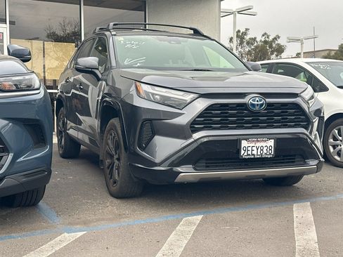 Used 2022 Toyota RAV4 SE w/ Convenience Package AWD/4WD image 2
