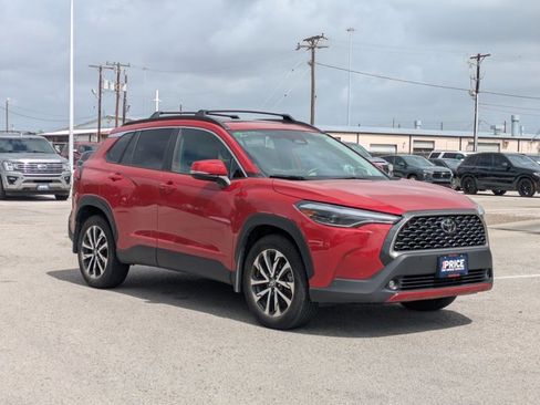 Used 2024 Toyota Corolla Cross XLE w/ Convenience Package image 3