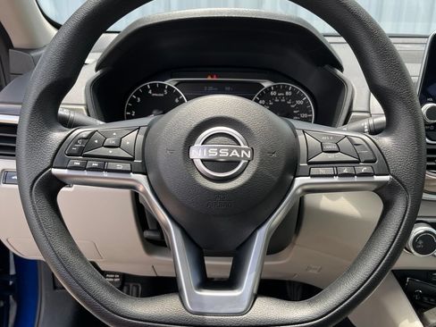 Used 2025 Nissan Altima 2.5 SV FWD image 19