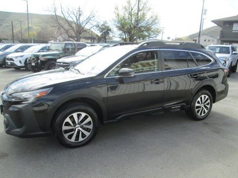 Used 2023 Subaru Outback Premium AWD/4WD image 3