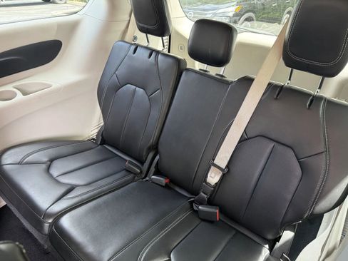 Used 2023 Chrysler Pacifica Touring-L FWD image 10