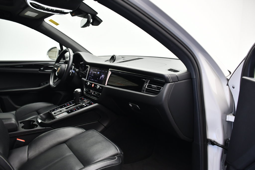 Certified 2024 Porsche Macan AWD/4WD image 44
