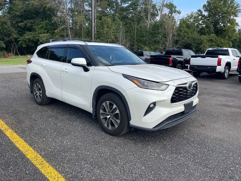 Used 2021 Toyota Highlander XLE AWD/4WD image 7