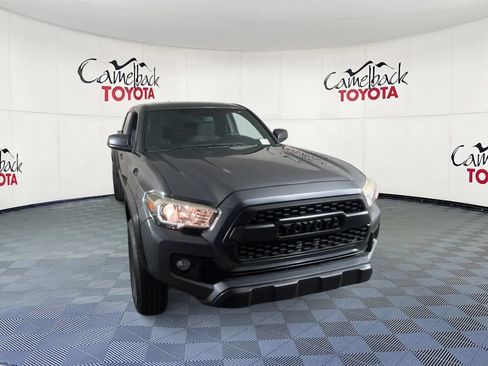 Used 2017 Toyota Tacoma TRD Off-Road w/ Premium & Technology Package AWD/4WD image 4