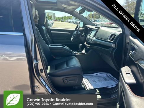 Used 2017 Toyota Highlander XLE w/ Carpet Mat Package AWD/4WD image 12