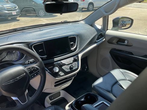 Used 2023 Chrysler Pacifica Touring-L FWD image 15