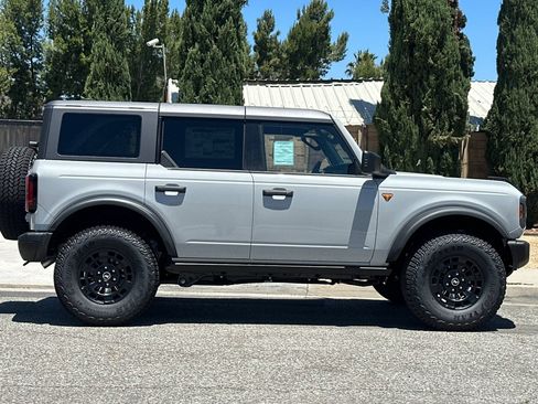 New 2026 Ford Bronco Badlands w/ Sasquatch Package AWD/4WD image 3