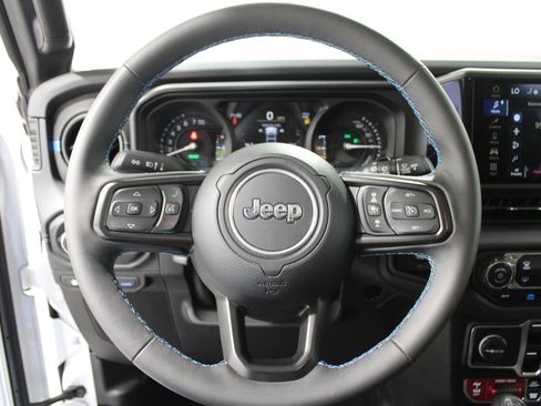 Used 2025 Jeep Wrangler Unlimited Rubicon 4xe w/ Convenience Group AWD/4WD image 9