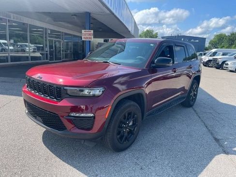 Used 2024 Jeep Grand Cherokee Altitude AWD/4WD image 7