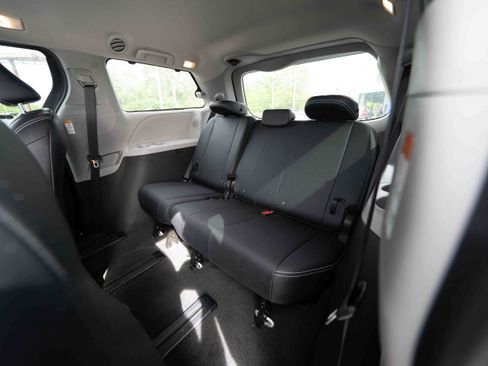 Used 2019 Toyota Sienna SE w/ SE Preferred Package AWD/4WD image 24
