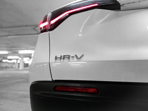 Used 2023 Honda HR-V LX image 9