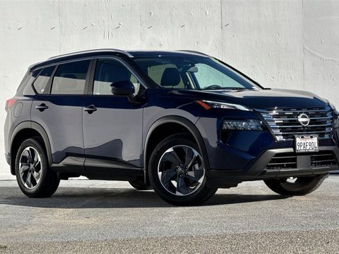 Used 2024 Nissan Rogue SV w/ SV Premium Package image 2