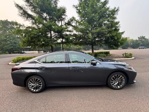 Used 2025 Lexus ES 300h w/ Luxury Package FWD image 7