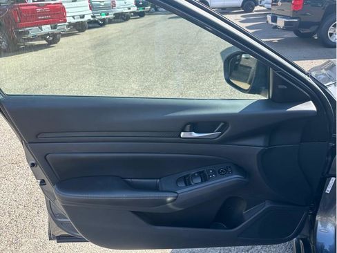 Used 2024 Nissan Altima 2.5 SV image 15