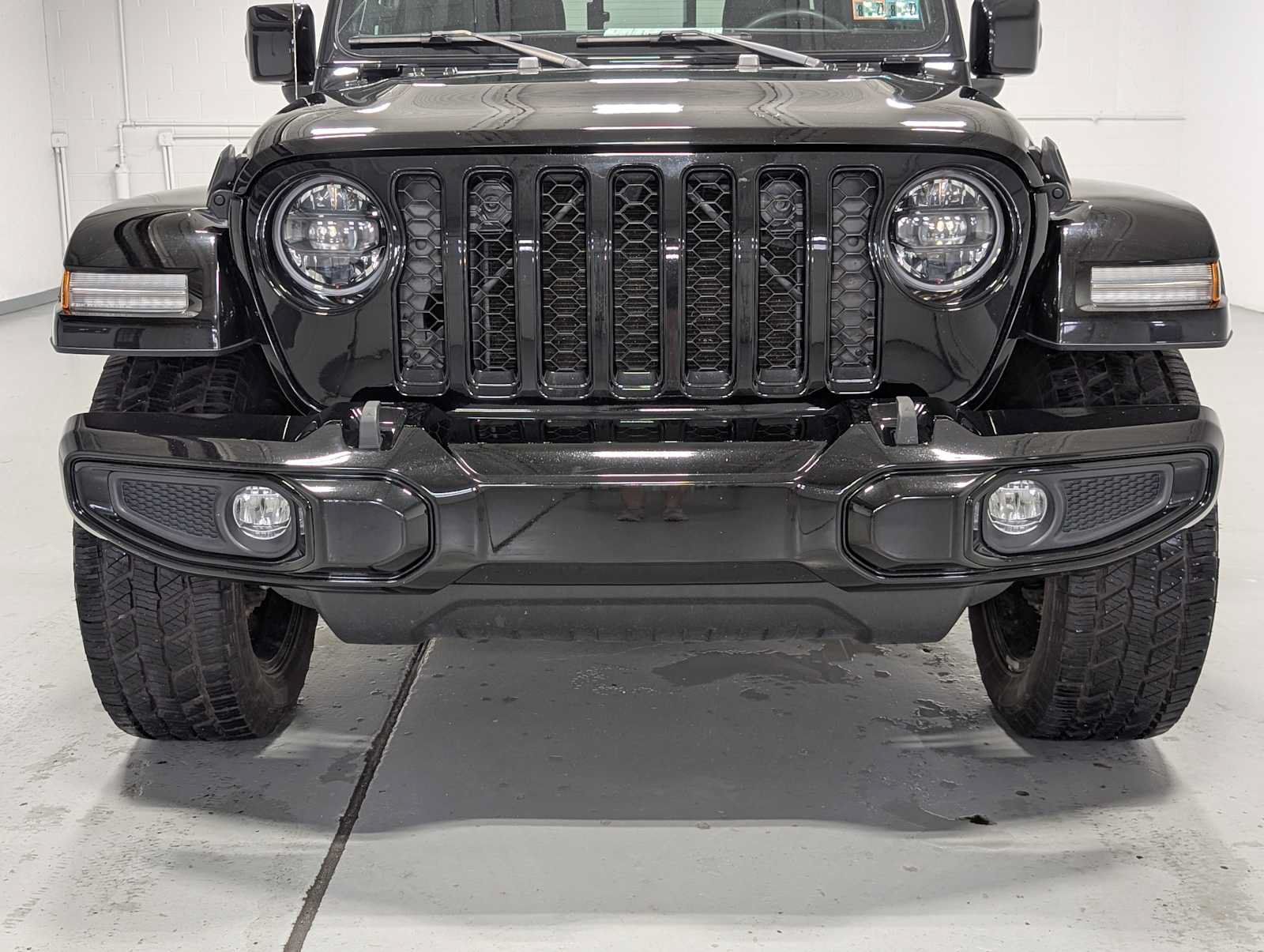 Used 2023 Jeep Gladiator Overland AWD/4WD image 2