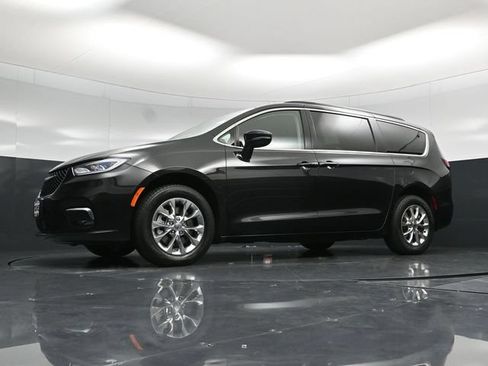 Certified 2022 Chrysler Pacifica Touring-L AWD/4WD image 62