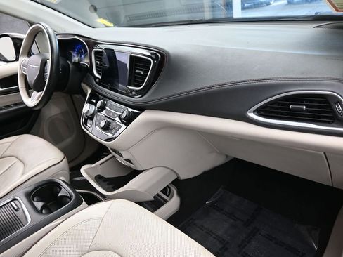 Used 2019 Chrysler Pacifica Limited image 48