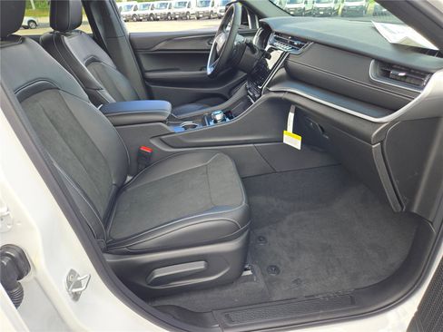 New 2025 Jeep Grand Cherokee Altitude image 7