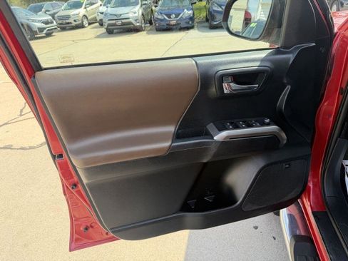 Used 2016 Toyota Tacoma Limited w/ Towing Package image 9