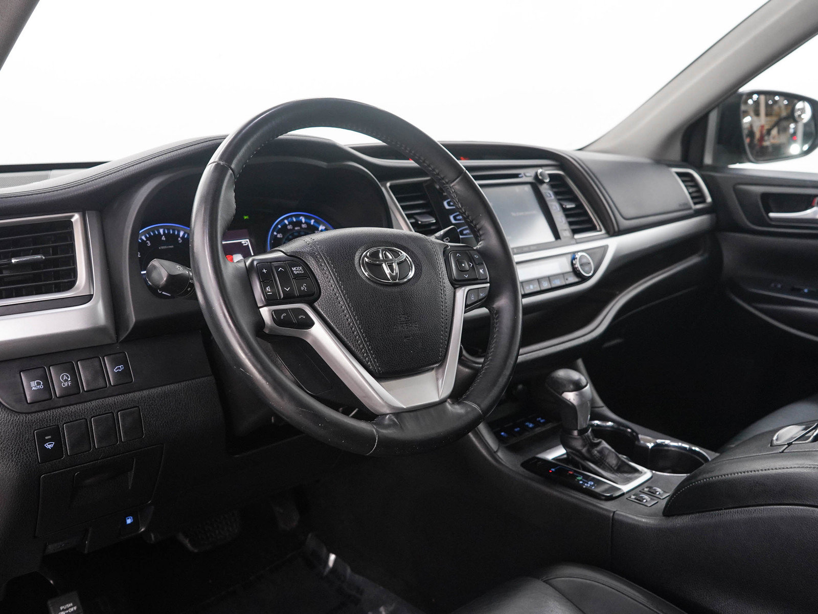 Used 2018 Toyota Highlander XLE AWD/4WD image 25