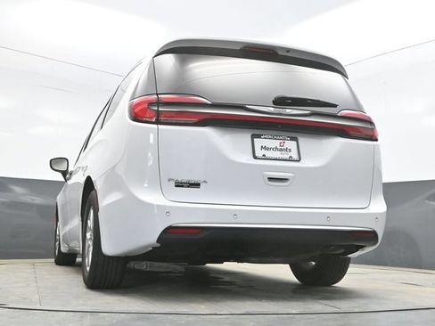 Used 2023 Chrysler Pacifica Touring-L FWD image 28
