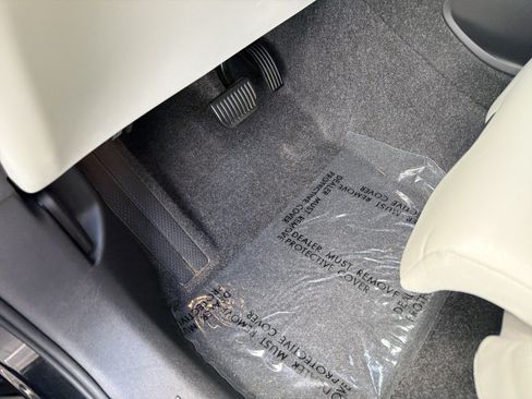 Certified 2025 Volvo XC40 B5 Plus AWD/4WD image 17