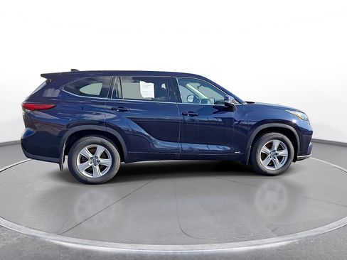 Used 2022 Toyota Highlander LE AWD/4WD image 8