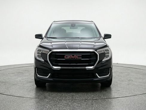 Used 2024 GMC Terrain SLE image 2