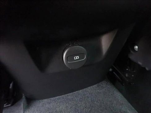 Used 2022 Volvo XC60 B5 Momentum image 12