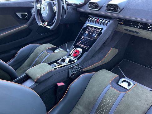 Used 2024 Lamborghini Huracan Sterrato image 16