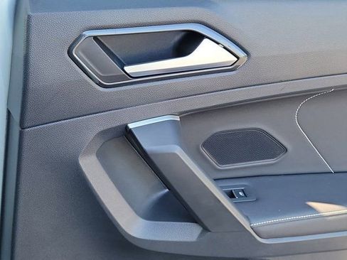 Used 2023 Volkswagen Tiguan SE w/ Panoramic Sunroof Package FWD image 7