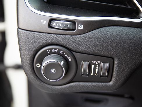 Used 2019 Jeep Cherokee Trailhawk image 19