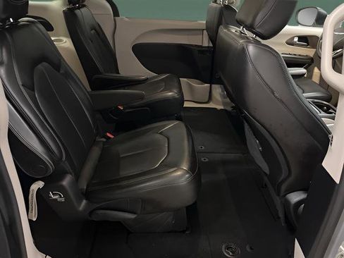 Used 2021 Chrysler Voyager Lxi image 15