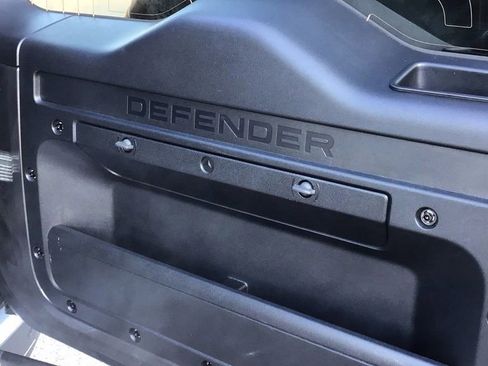 Used 2023 Land Rover Defender 90 SE image 10