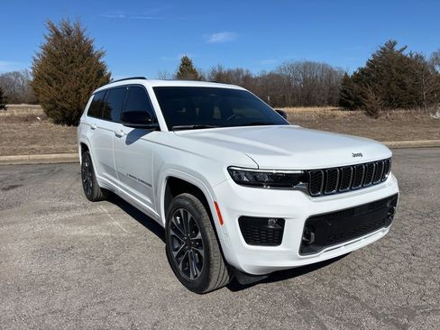 Used 2025 Jeep Grand Cherokee L Overland w/ Luxury Tech Group IV image 3