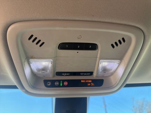 Used 2021 Chevrolet Traverse Premier image 18