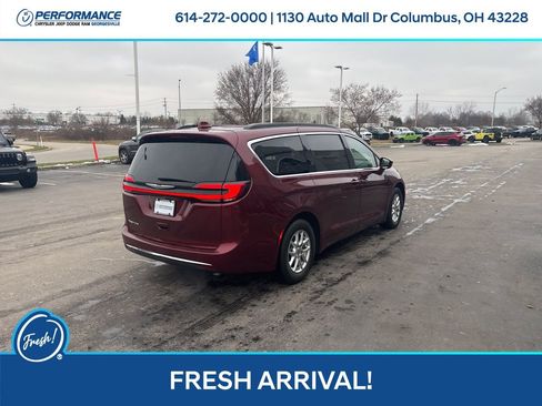 Used 2022 Chrysler Pacifica Touring-L image 4