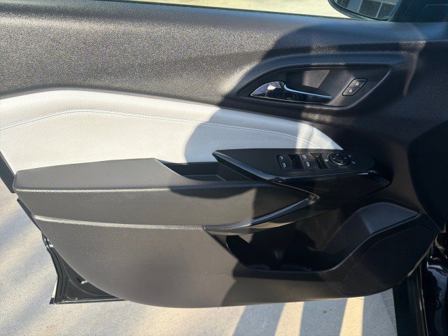 Used 2025 Chevrolet Trax LT FWD image 4