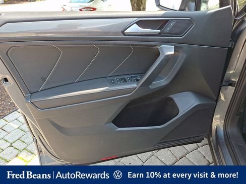 Certified 2023 Volkswagen Tiguan SE w/ Panoramic Sunroof Package AWD/4WD image 19