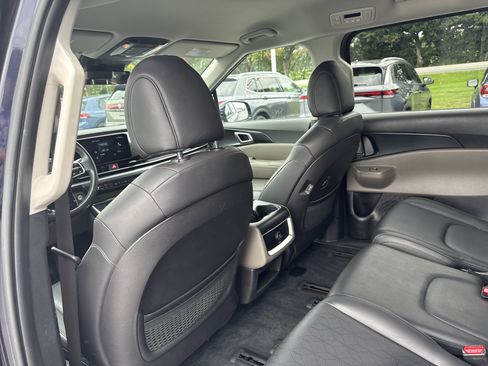 Used 2025 Kia Carnival FWD image 22