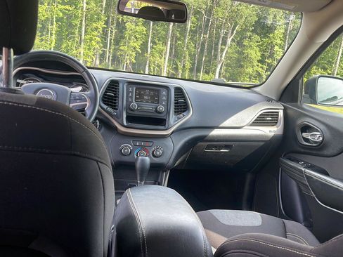 Used 2017 Jeep Cherokee Sport FWD image 35