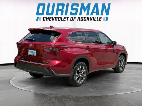 Used 2022 Toyota Highlander XLE AWD/4WD image 6