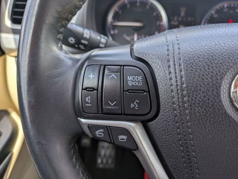 Used 2016 Toyota Highlander Limited w/ Driver Technology Package FWD image 28