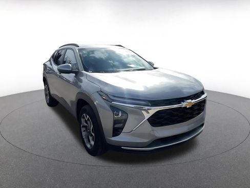 Used 2025 Chevrolet Trax LT w/ LT Convenience Package image 3