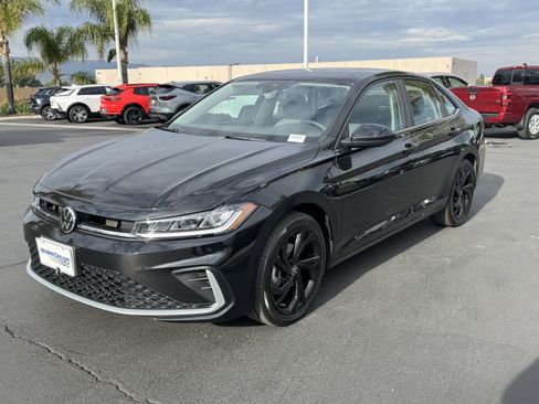 Used 2025 Volkswagen Jetta SE image 5