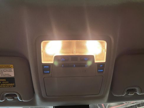 Used 2017 Toyota Highlander XLE AWD/4WD image 22