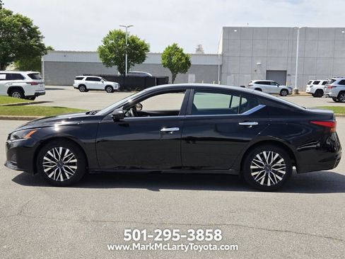 Used 2025 Nissan Altima 2.5 SV FWD image 2