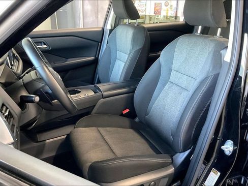 Used 2025 Nissan Rogue SV FWD image 3
