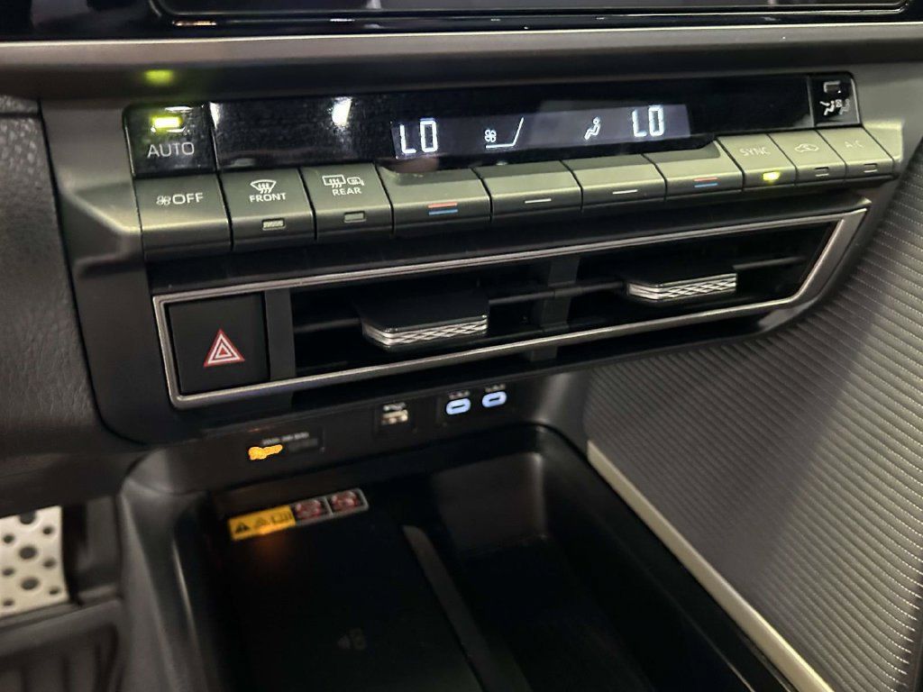 Used 2025 Toyota Camry SE FWD image 24